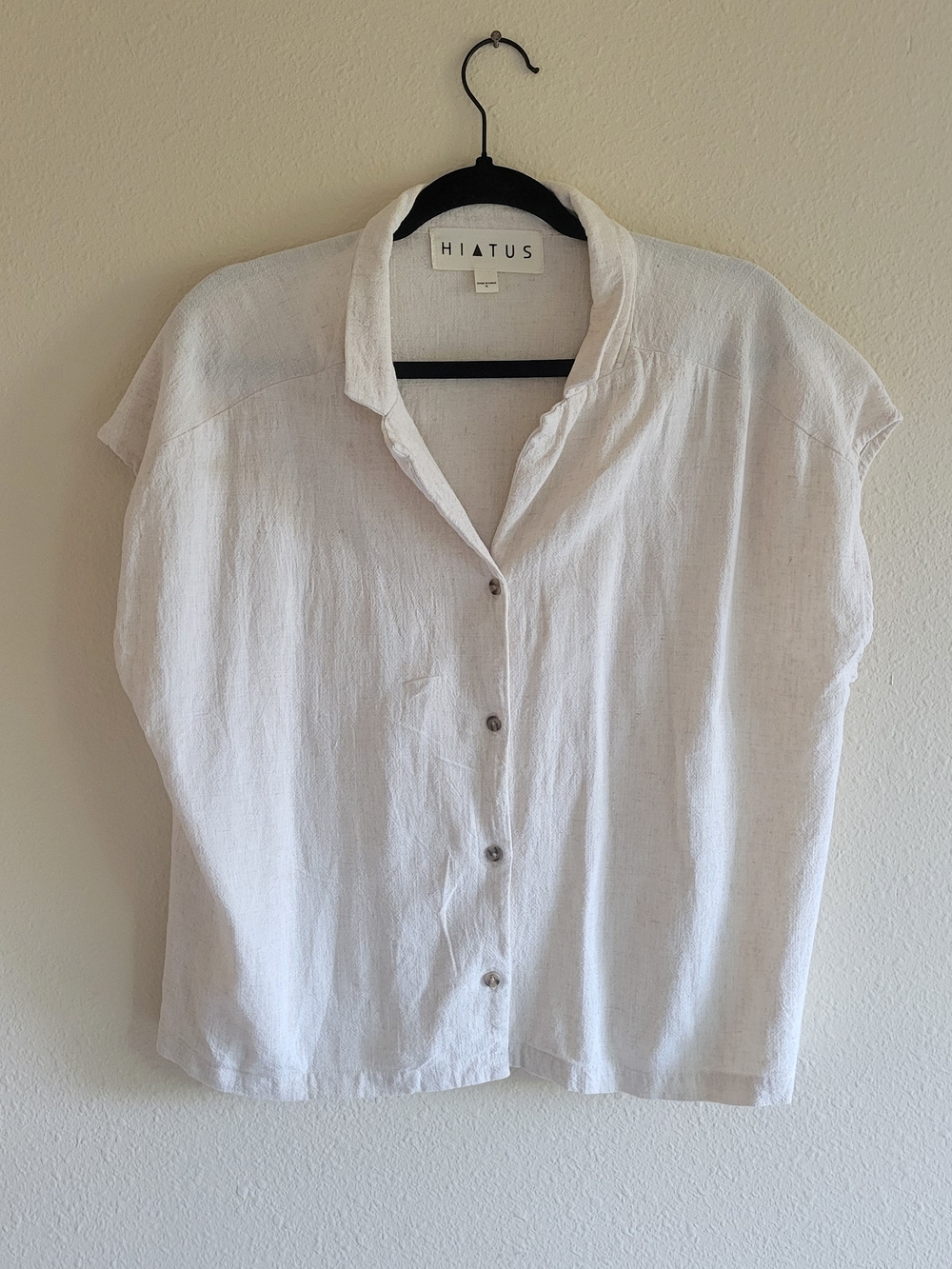 HIATUS White Button Front Short Sleeve Shirt